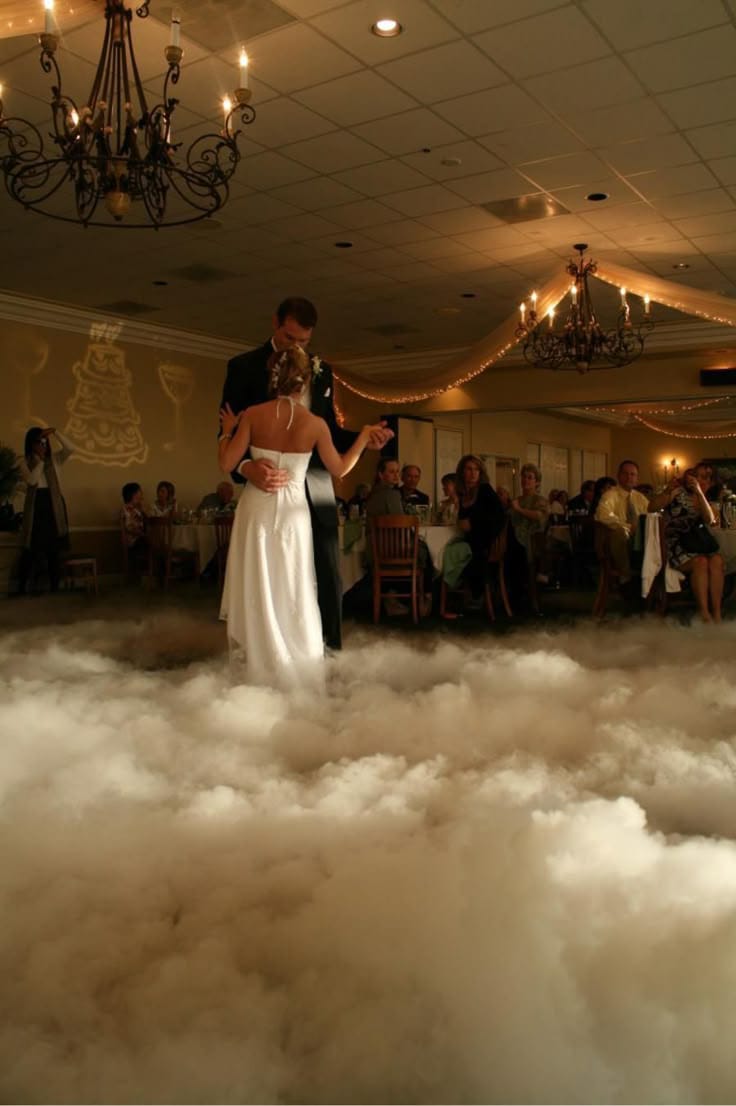 Pareja bailando sobre un efecto de nubes bajas