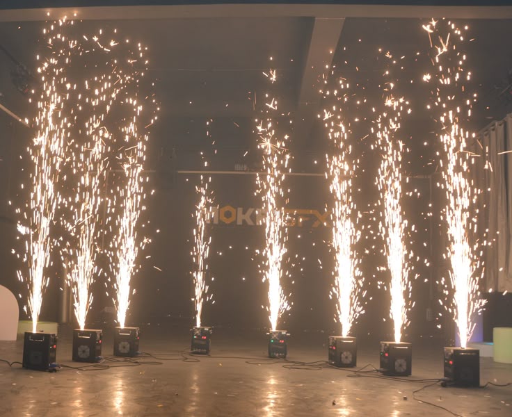 Cuatro máquinas de chispas frías encendidas
