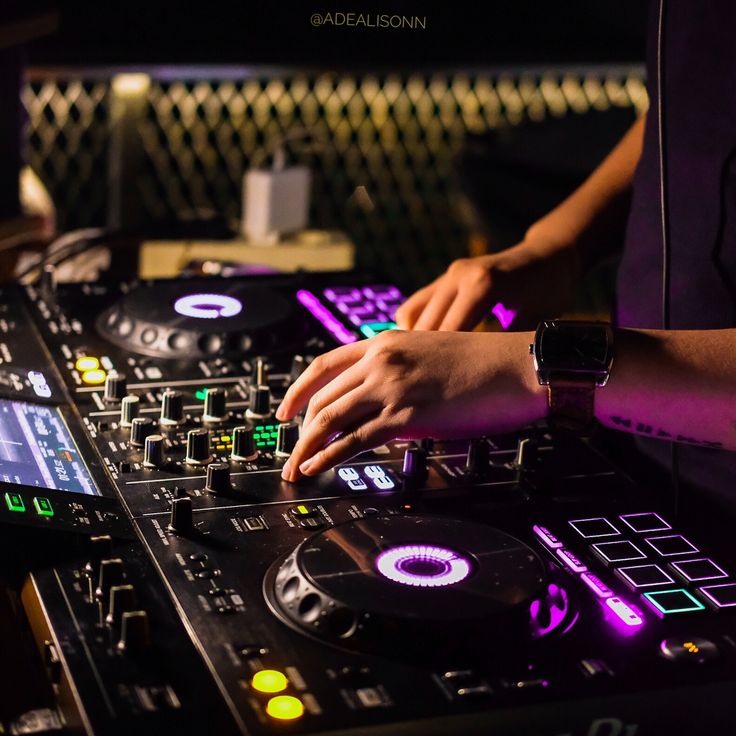 DJ profesional mezclando música para un evento